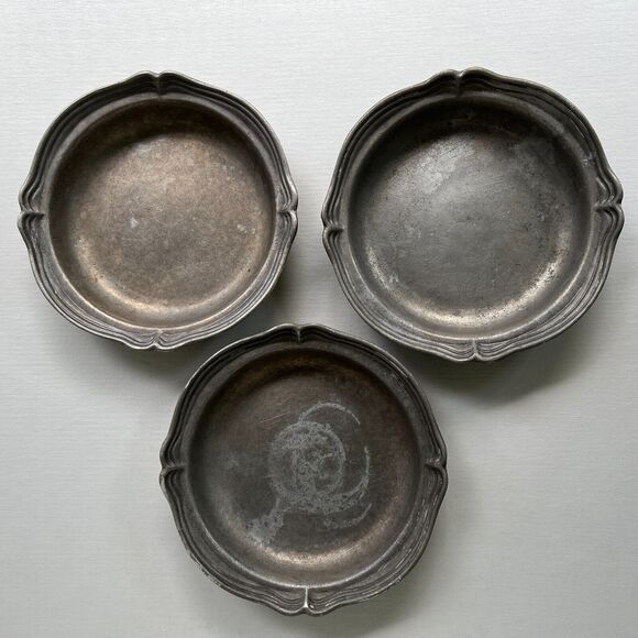 Set of 3 Bon Chef Scalloped Pewter 9" Dinner Plates Augusta NJ - Picture 1 of 7